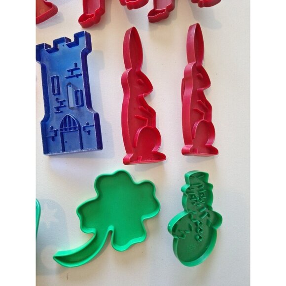 Holiday Cookie Cutter 23 Lot Christmas Halloween Easter Vintage Tupperware - Picture 5 of 12